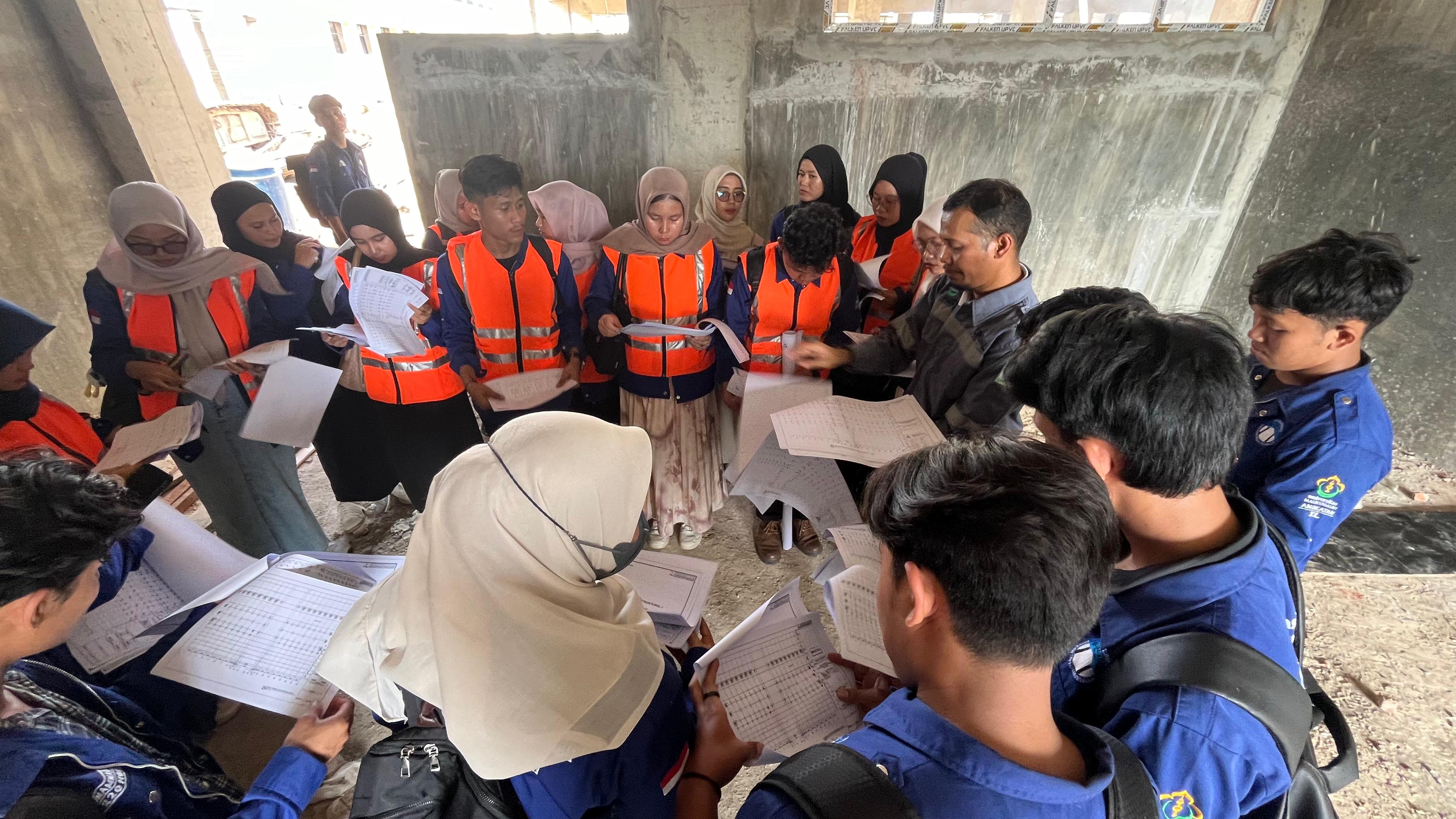 Mahasiswa Teknik Sipil Laksanakan Kuliah Lapangan di Proyek Gedung Unimal