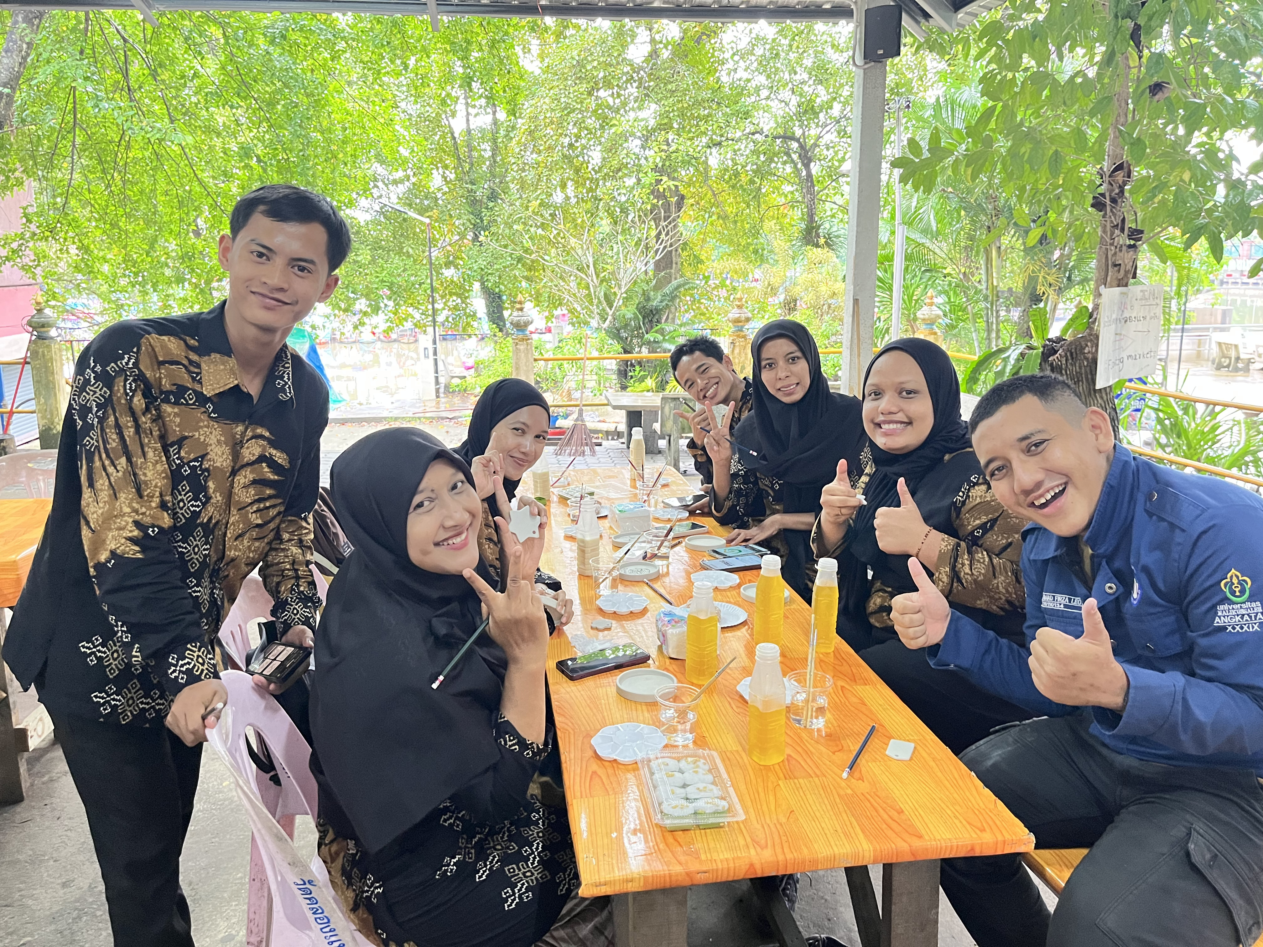 Pengabdian Masyarakat di Khlong Hae Floating Market, Thailand