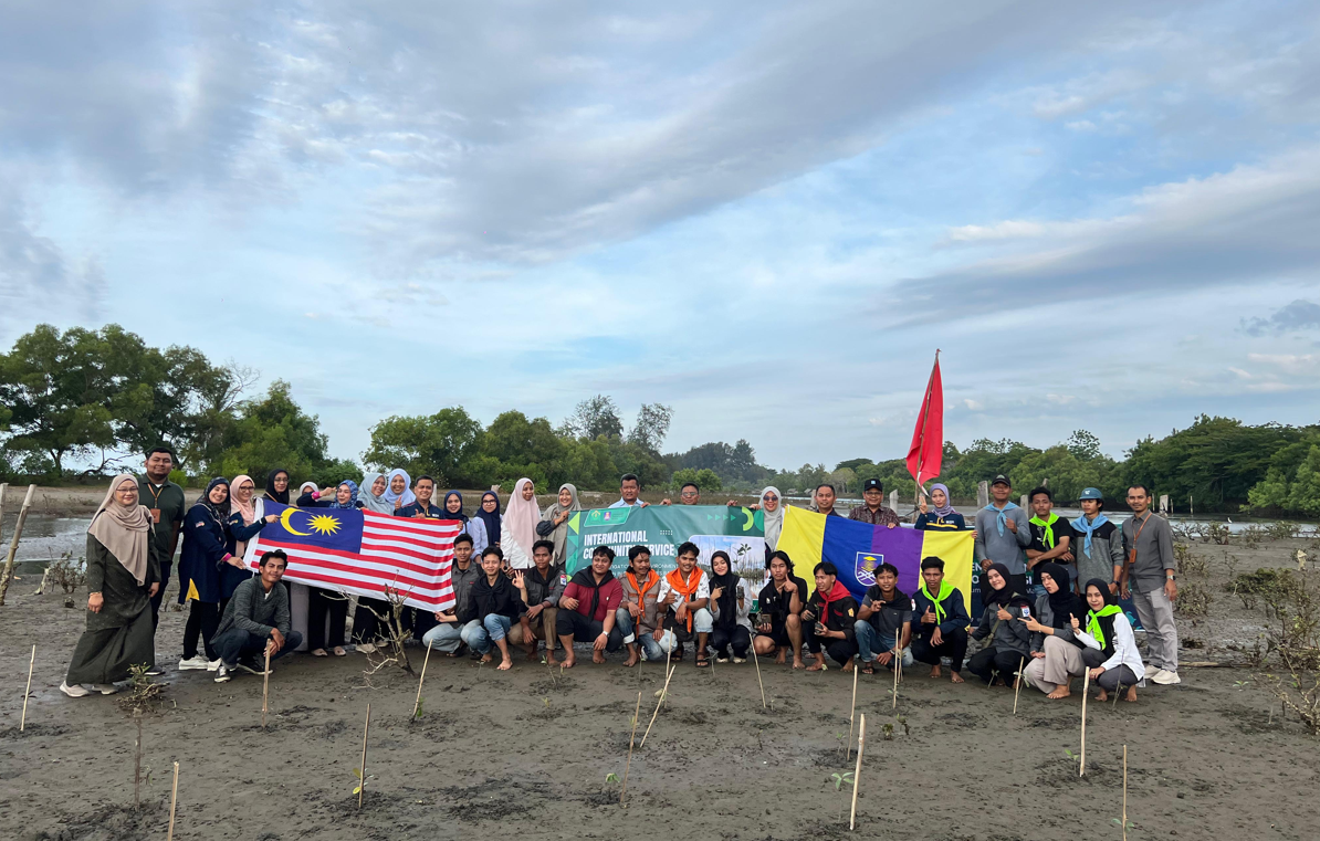 Teknik Sipil Unimal Bersama UiTM Malaysia Tanam Ratusan Mangrove di Pesisir Aceh Utara