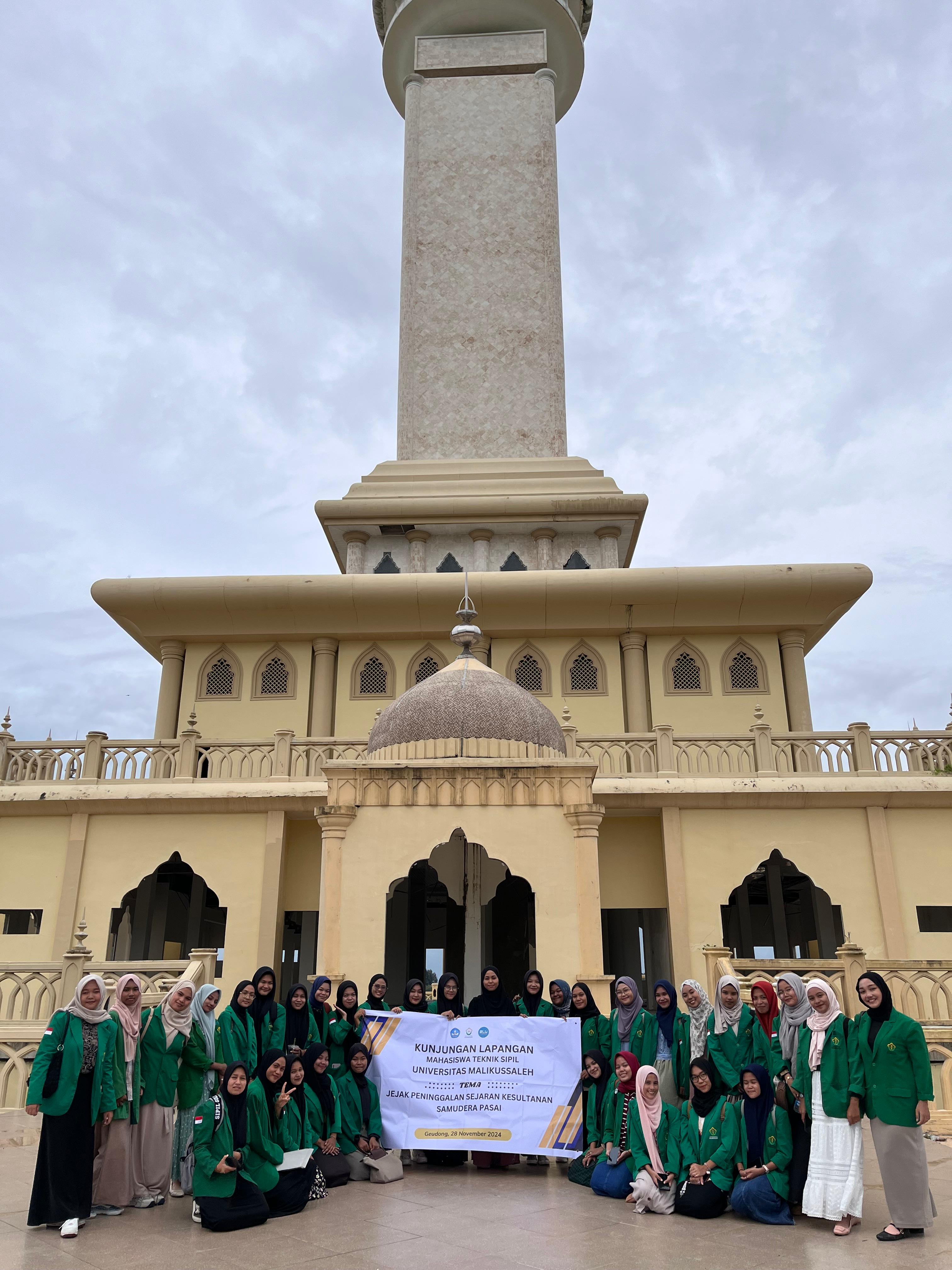 Mahasiswa Ikuti Kuliah Lapangan Mata Kuliah Kemalikussalehan di Makam Kemalikussalehan