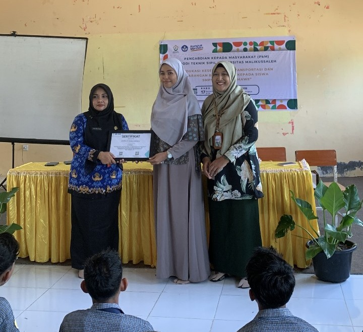 Dosen Teknik Sipil Unimal Sosialisasikan Keselamatan Berkendara kepada Siswa SMP