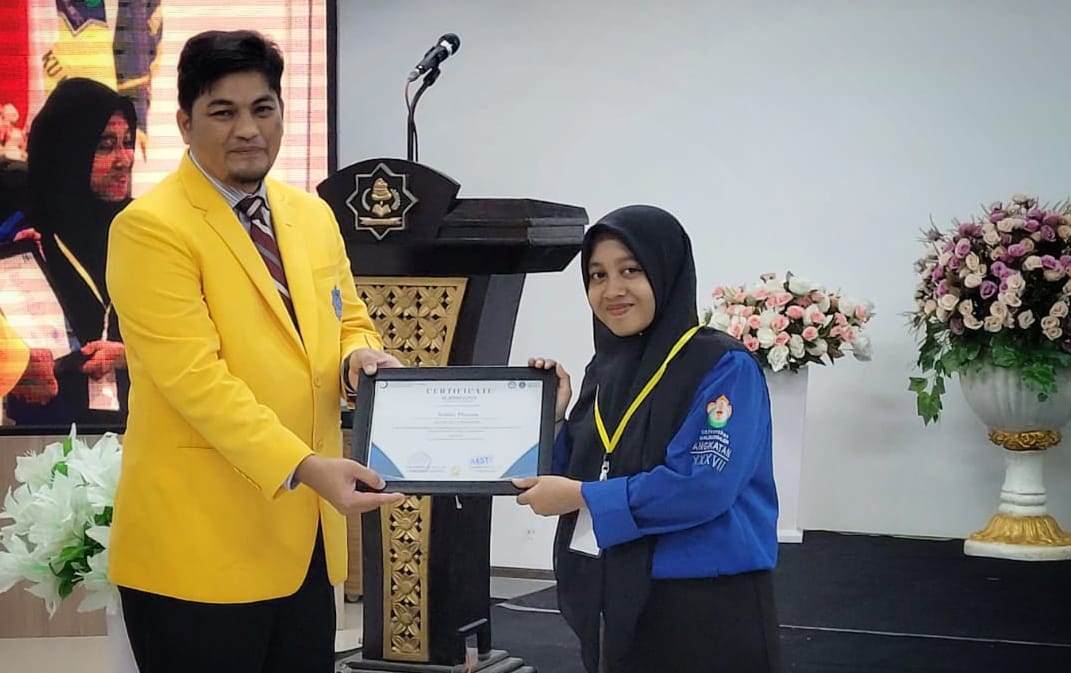 Nabila Phoenna menjadi Best Presenter pada perhelatan the 1st International Conference on Applied Engineering, Science, Technology and Innovation (AESTI) 2023 yang dilaksanakan oleh Universitas Teuku Umar Meulaboh Aceh Barat, Senin (06/11/ 2023). Foto:Ist