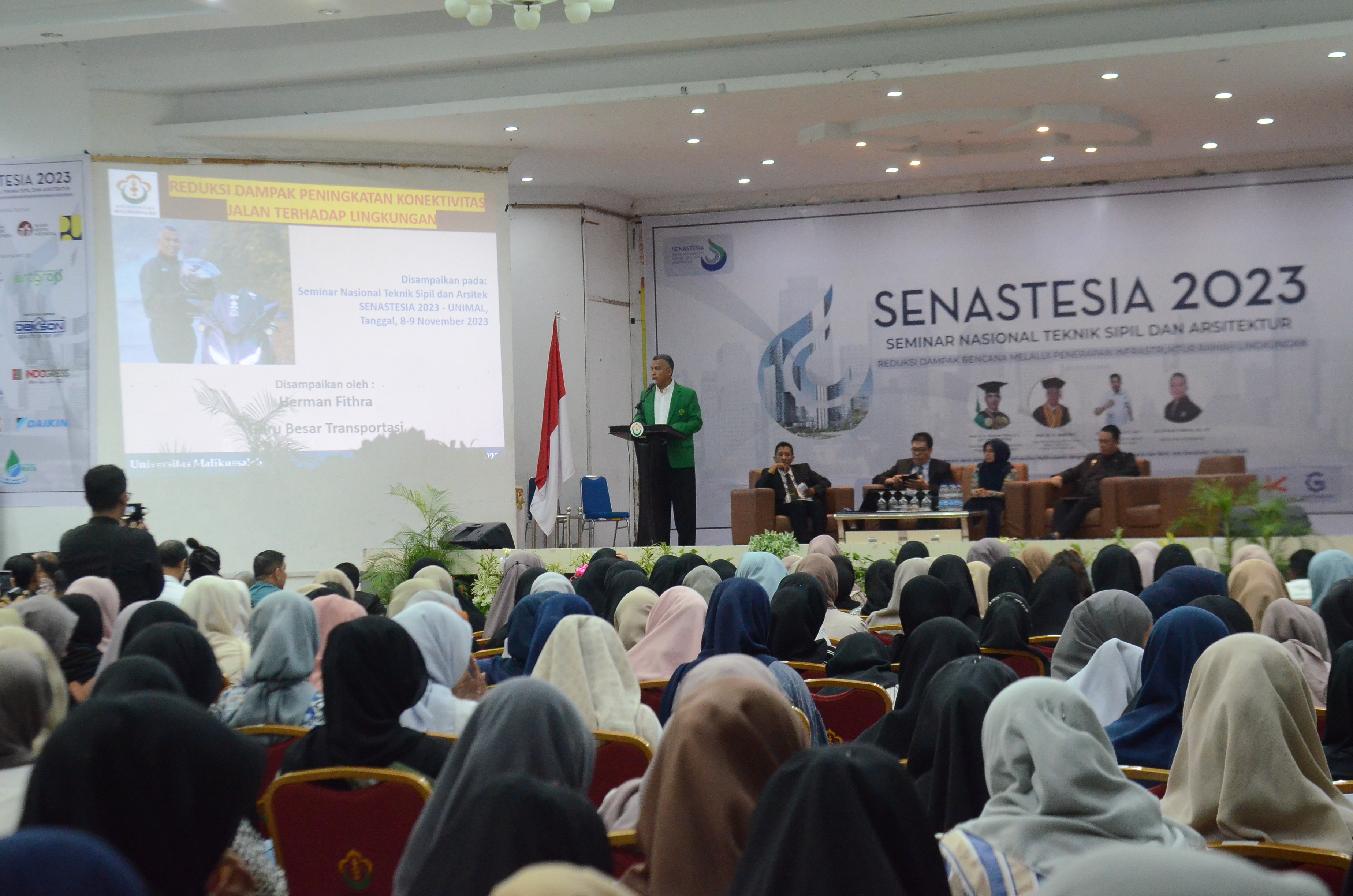 Prof Herman Fithra Asean Eng sedang menyampaikan materi pada acara SENASTESIA 2023 di GOR ACC Cunda, Kota Lhokseumawe, Rabu (8/11/2023). Foto: Faizul Aulia.