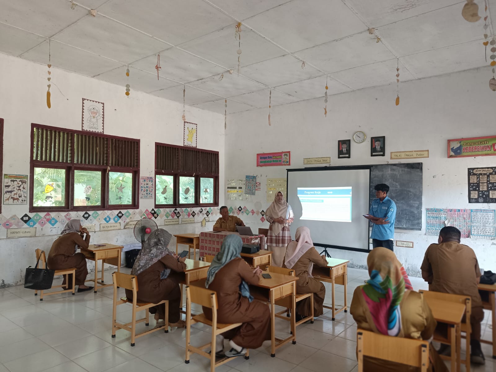 Dukung Literasi dan Numerasi, Dosen Unimal Lakukan Pengabdian Revitalisasi Perpustakaan di Bireuen. Foto: Ist.