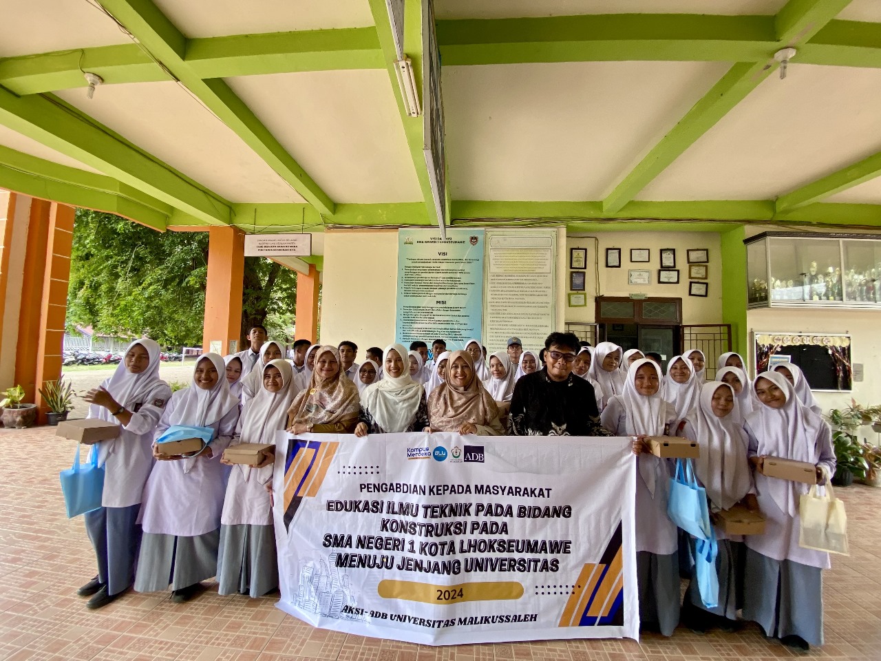 Dosen Teknik Sipil lakukan Edukasi Ilmu Teknik Pada Siswa SMA. Foto: Ist.